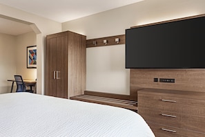 Premium bedding, in-room safe, individually decorated