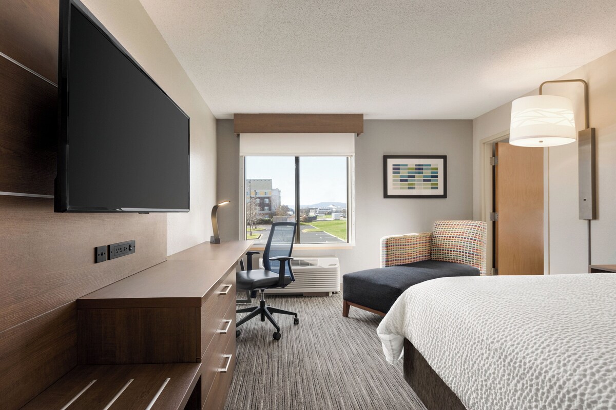 Suite, 2 Bedrooms | Peralatan tempat tidur premium, peti besi dalam bilik, meja 
