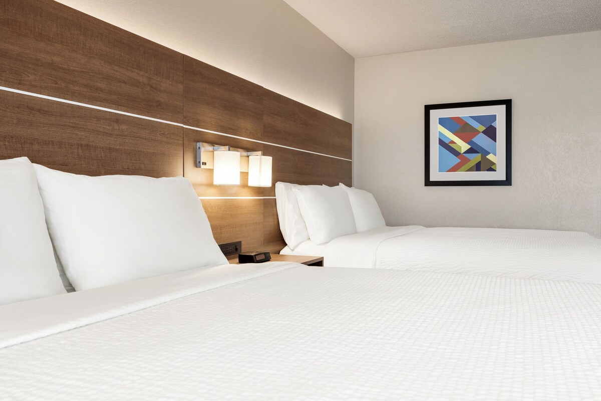 Peralatan tempat tidur premium, peti besi dalam bilik, meja 