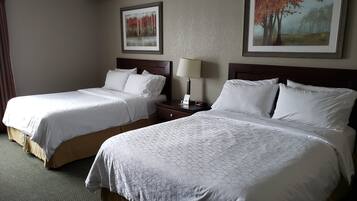 Een bureau, een strijkplank/strijkijzer, gratis wifi