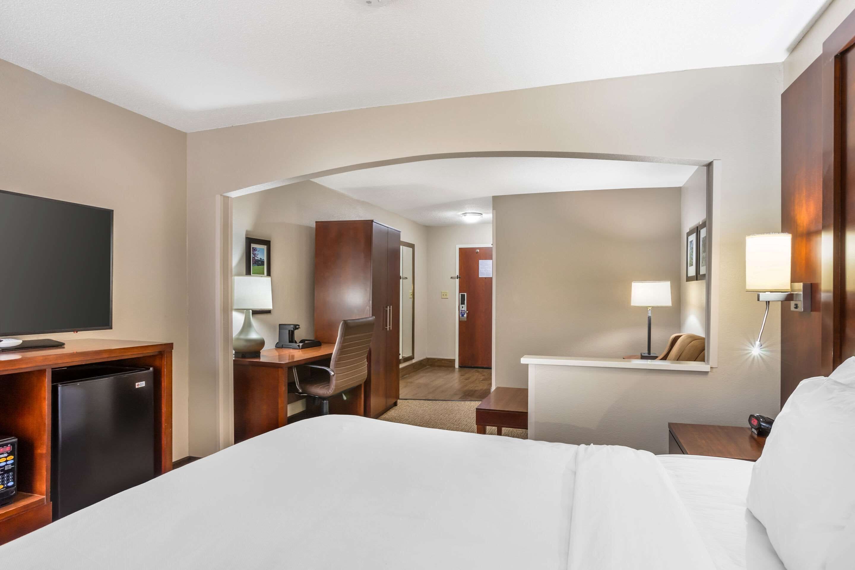 suite, non smoking | blackout curtains, iron/ironing board, free cots/infant beds