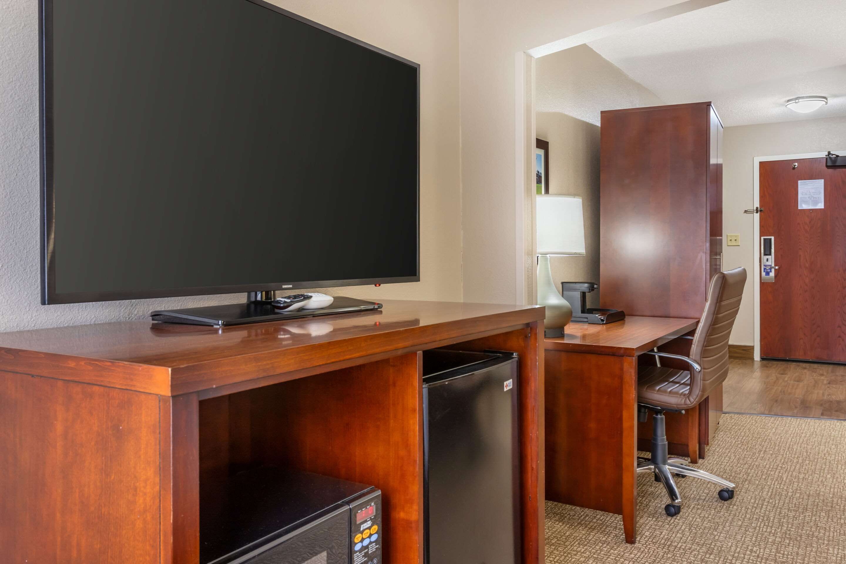 suite, non smoking | blackout curtains, iron/ironing board, free cots/infant beds