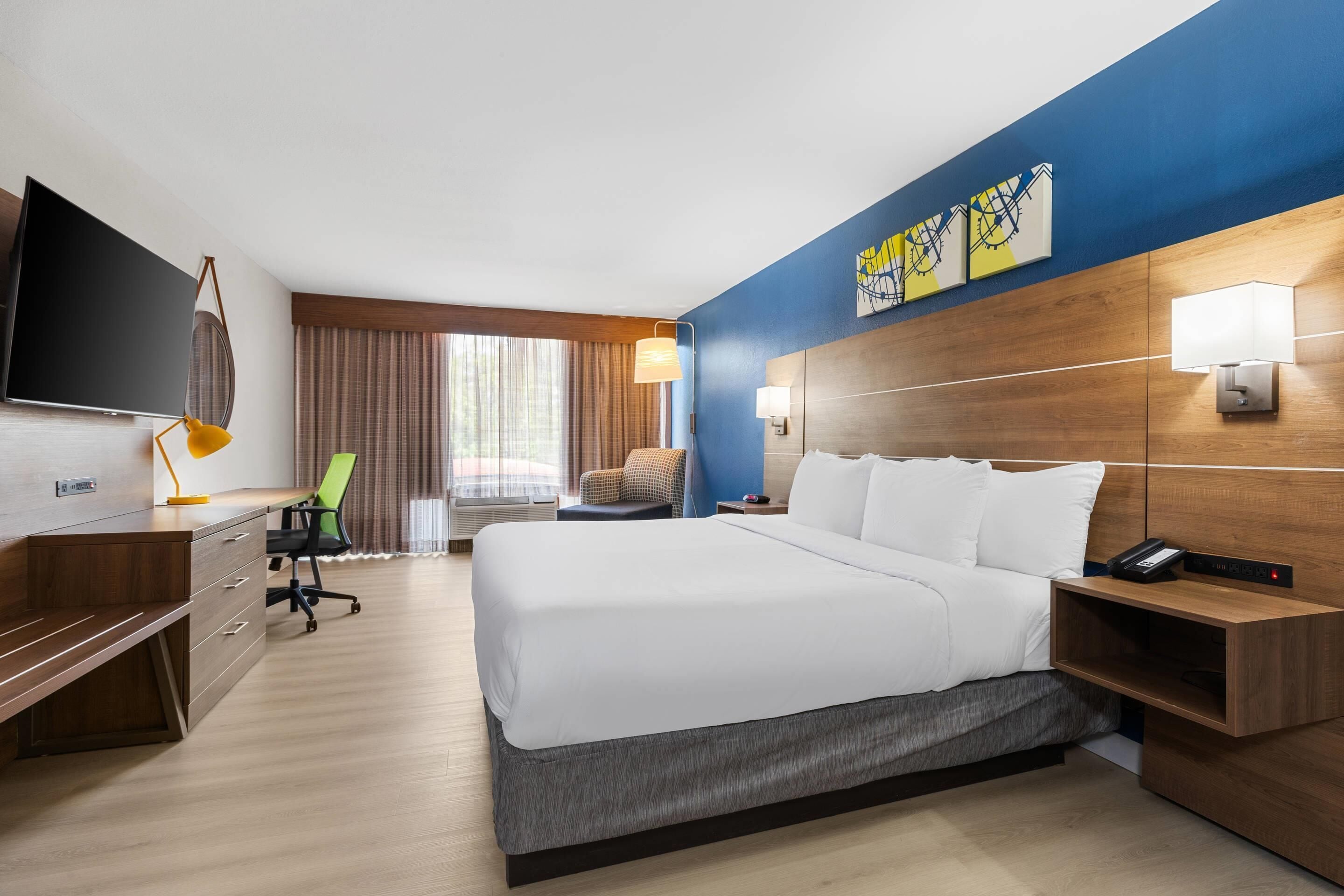 Suite, 1 King Bed, Non Smoking | Premium bedding, Tempur-Pedic beds, in-room safe, desk