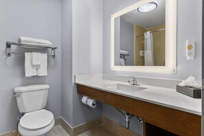 Quarto standard, 1 cama King, para não fumantes | Roupas de cama premium, camas Tempur-Pedic, cofres nos quartos