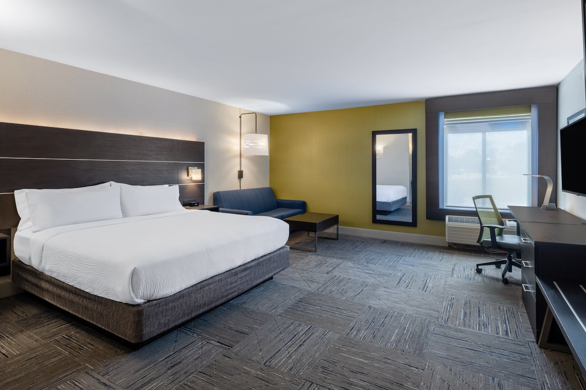 Standard Room, 1 King Bed (Walk-In Shower) | In-room safe, desk, laptop workspace, blackout drapes