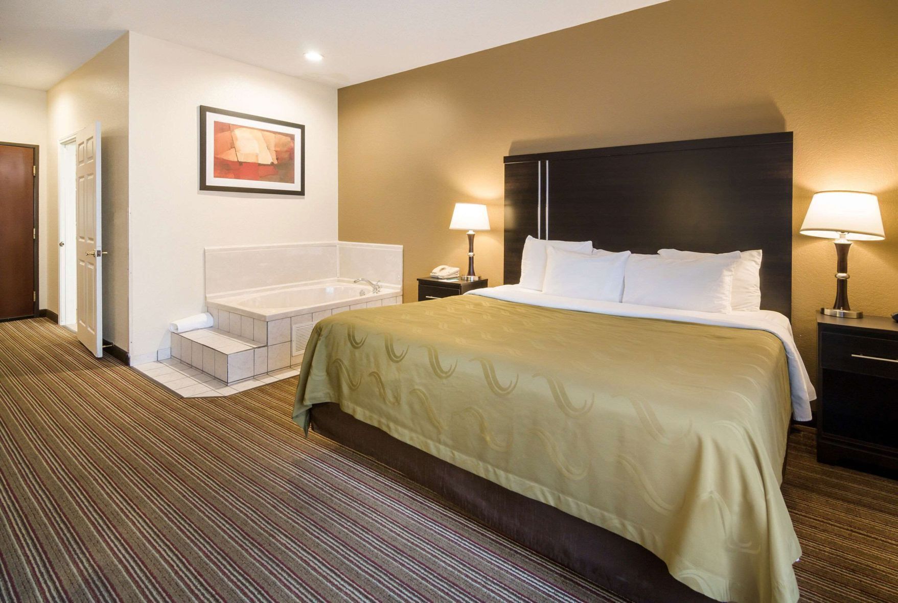 Laptop workspace, iron/ironing board, free WiFi, bed sheets