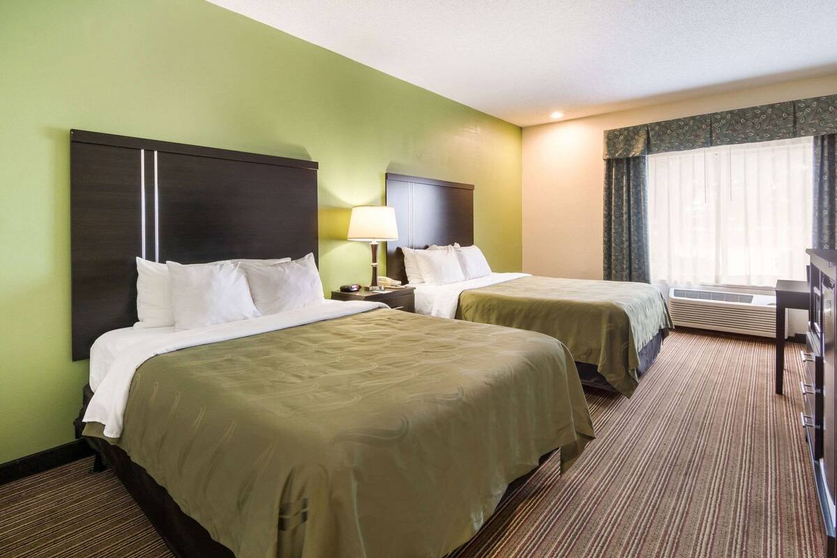 Laptop workspace, iron/ironing board, free WiFi, bed sheets