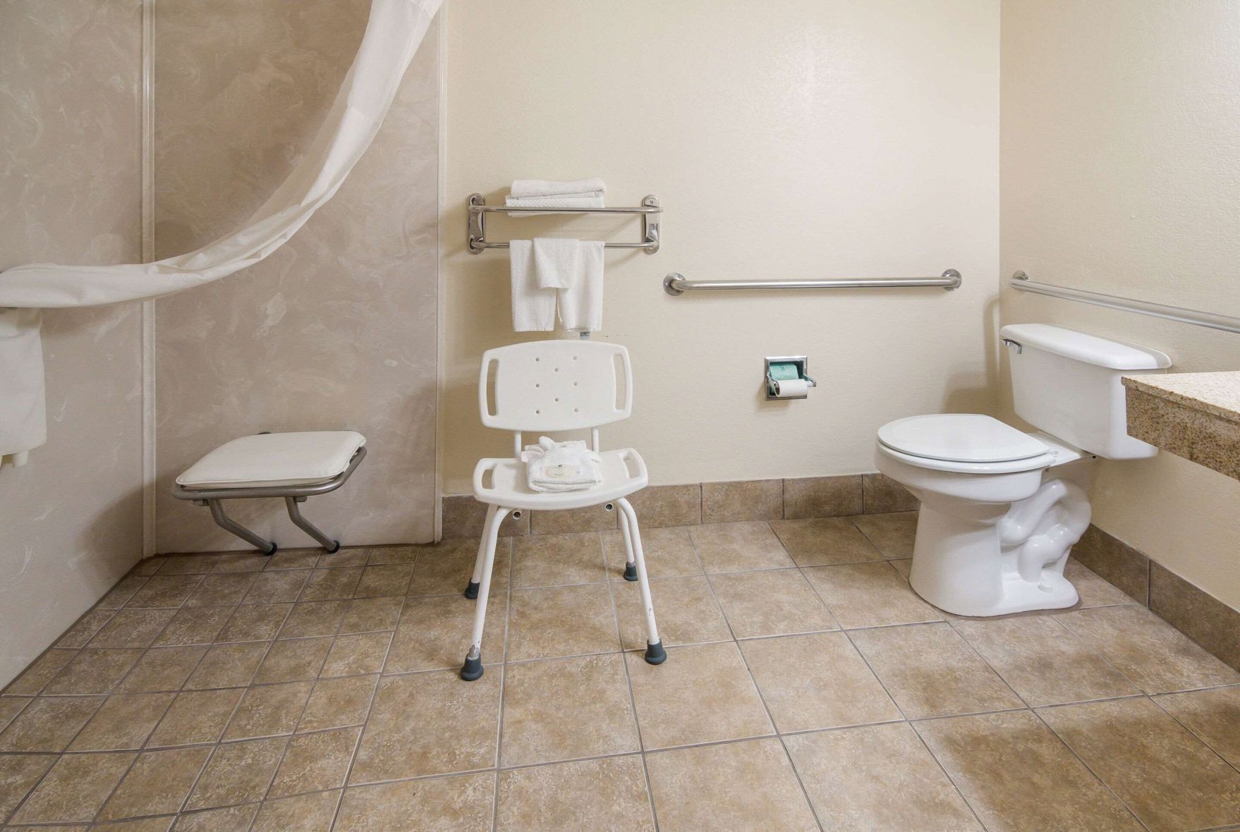 Bathroom | Combined shower/tub, free toiletries, hair dryer, towels