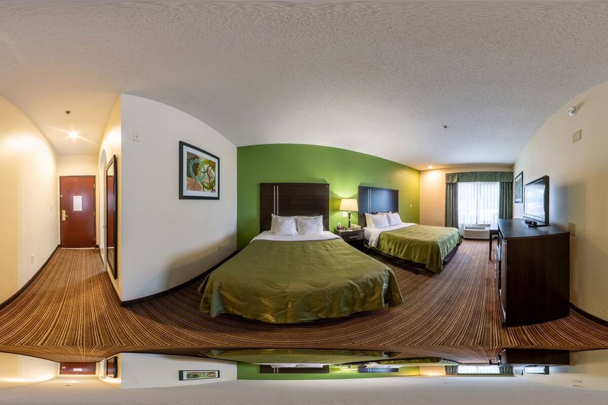 Laptop workspace, iron/ironing board, free WiFi, bed sheets