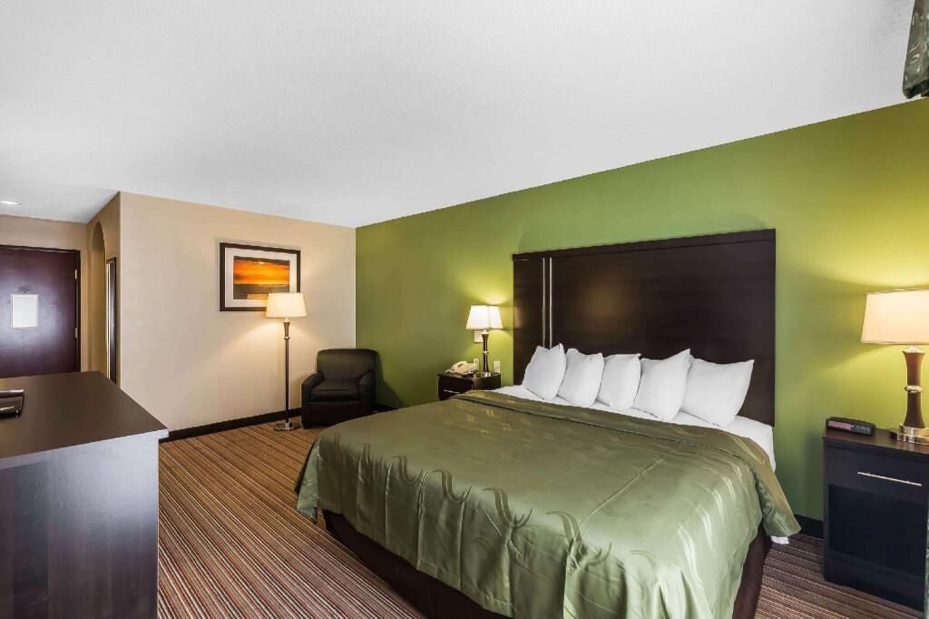 Laptop workspace, iron/ironing board, free WiFi, bed sheets
