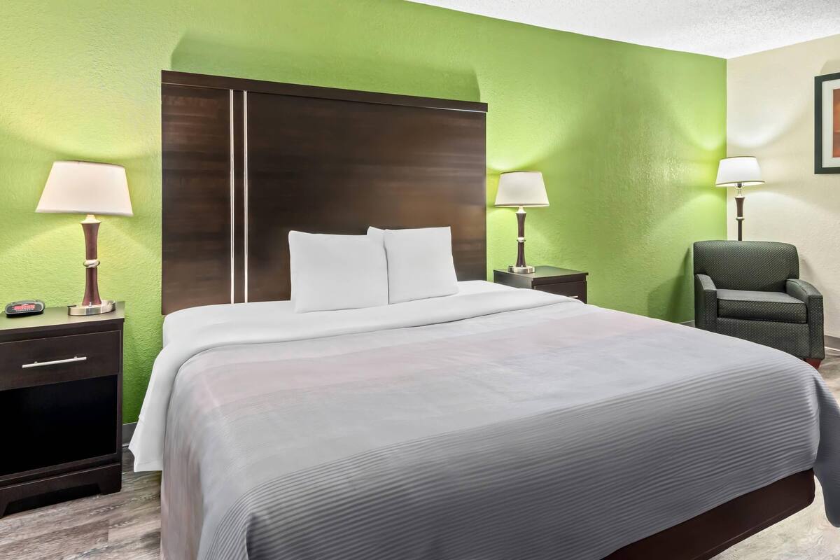 Habitación estándar, 1 cama King size, para no fumadores | Espacio para trabajar con laptop y tabla de planchar con plancha