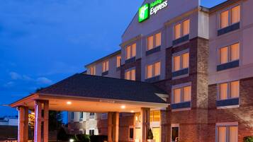 Welcome to Holiday Inn Express, featuring a modern design with a flat roof and a mix of exterior finishes.