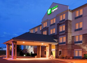 A Holiday Inn Express hotel with a covered entrance, multiple floors, and a brick facade. - Holiday Inn Express St. Croix Valley by IHG (St Croix Falls)