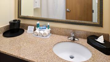 Kombination af bruser/badekar, gratis toiletartikler, hårtørrer