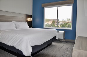 Safe på rommet, blendingsgardiner og strykejern/-brett