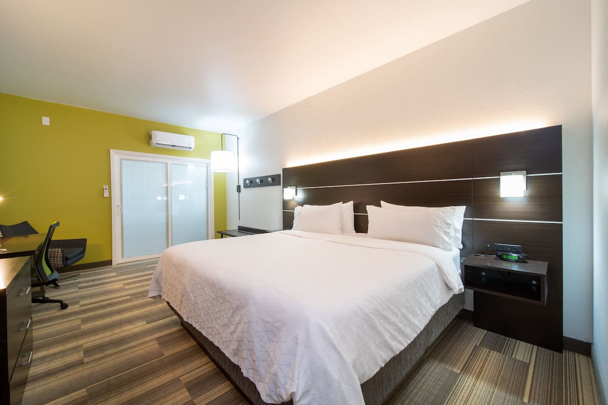 Chambre Standard, 1 trĂšs grand lit, vue piscine (Overlooking Indoor Pool Atrium)