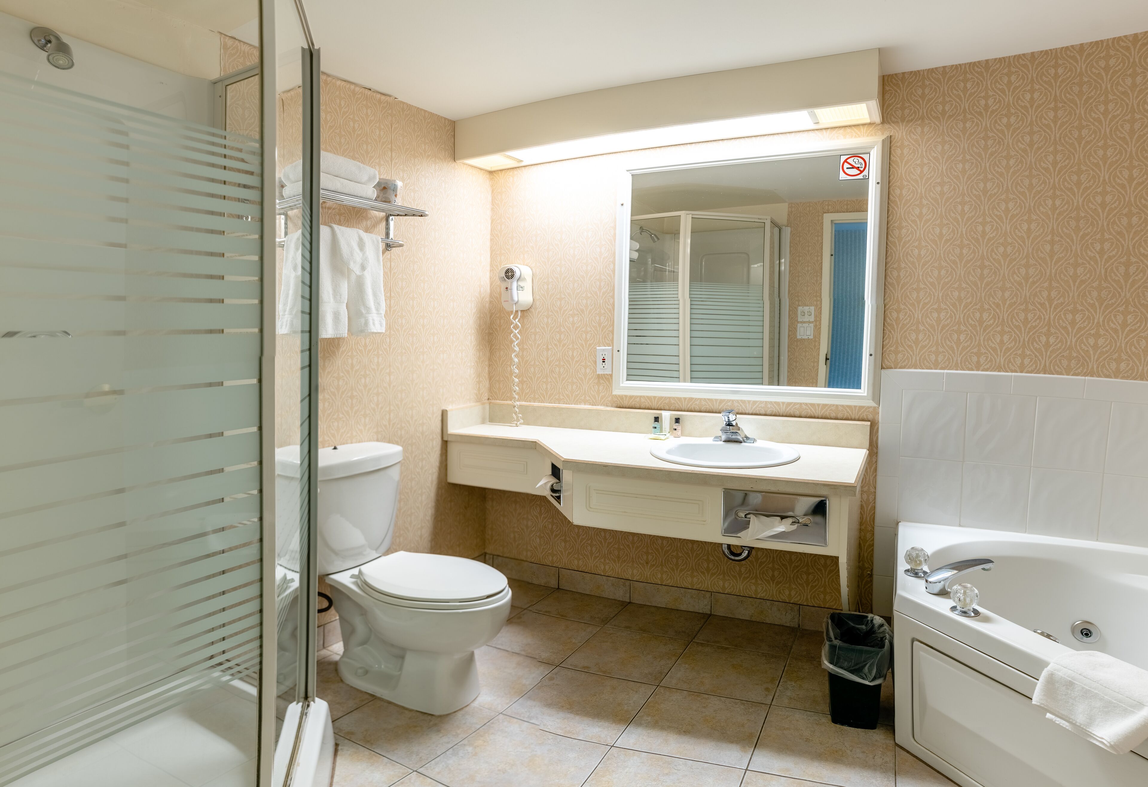 Un baño con inodoro, lavamanos y bañera.