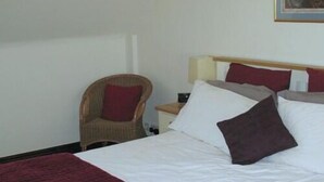 Suite, 1 King Bed, Ensuite | Iron/ironing board, cribs/infant beds, WiFi (free) - Anchor Inn (Ely)