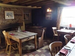 Breakfast, lunch and dinner served - Anchor Inn (Ely)