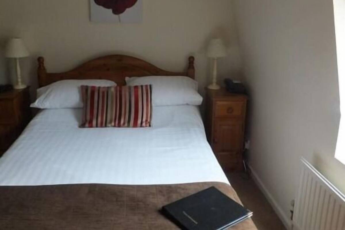 Chambre Double, salle de bains attenante (Small) | Fer et planche à repasser, lits bébé, Wi-Fi gratuit