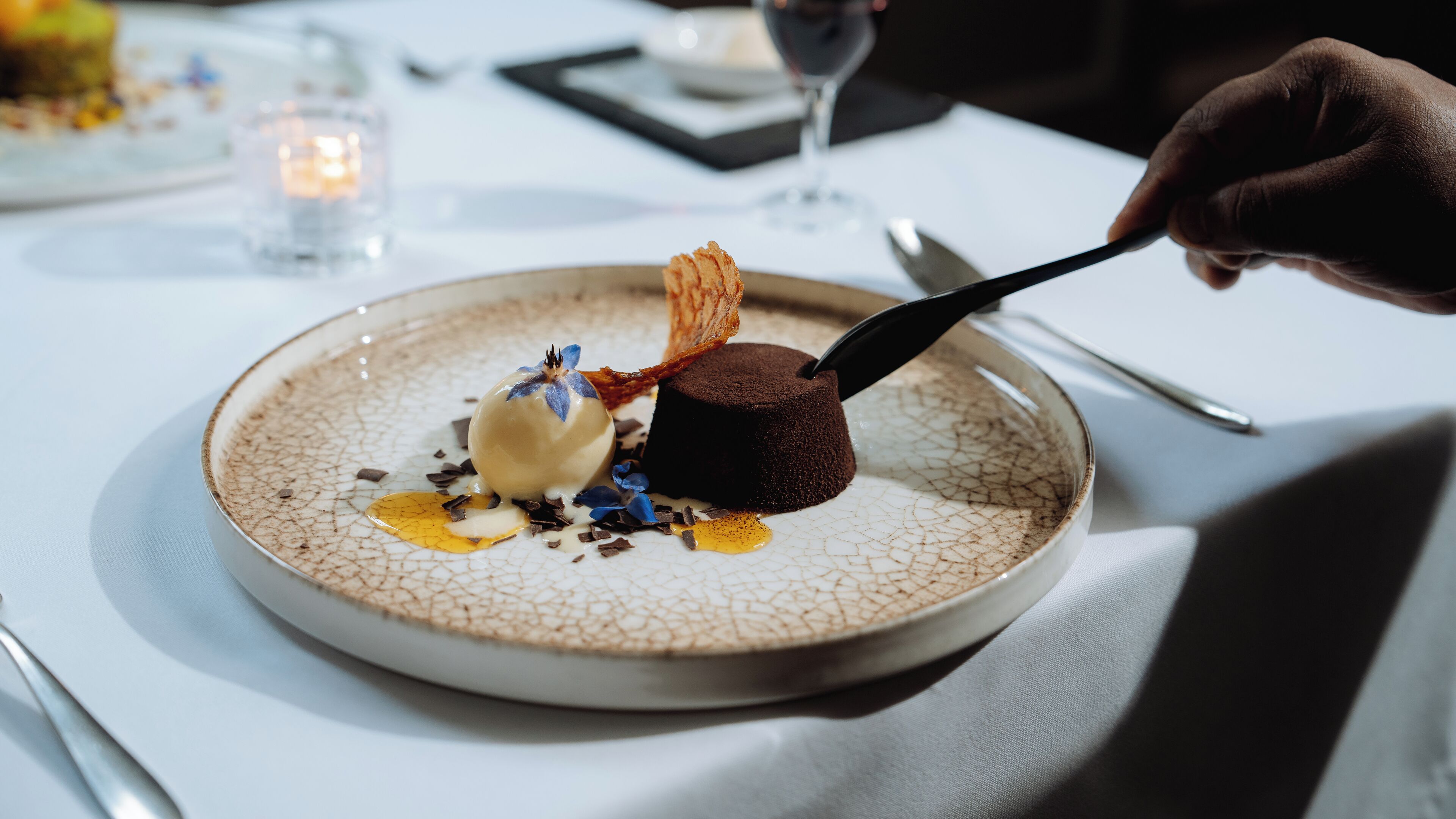 Dessert på en tallerken med en gaffel.