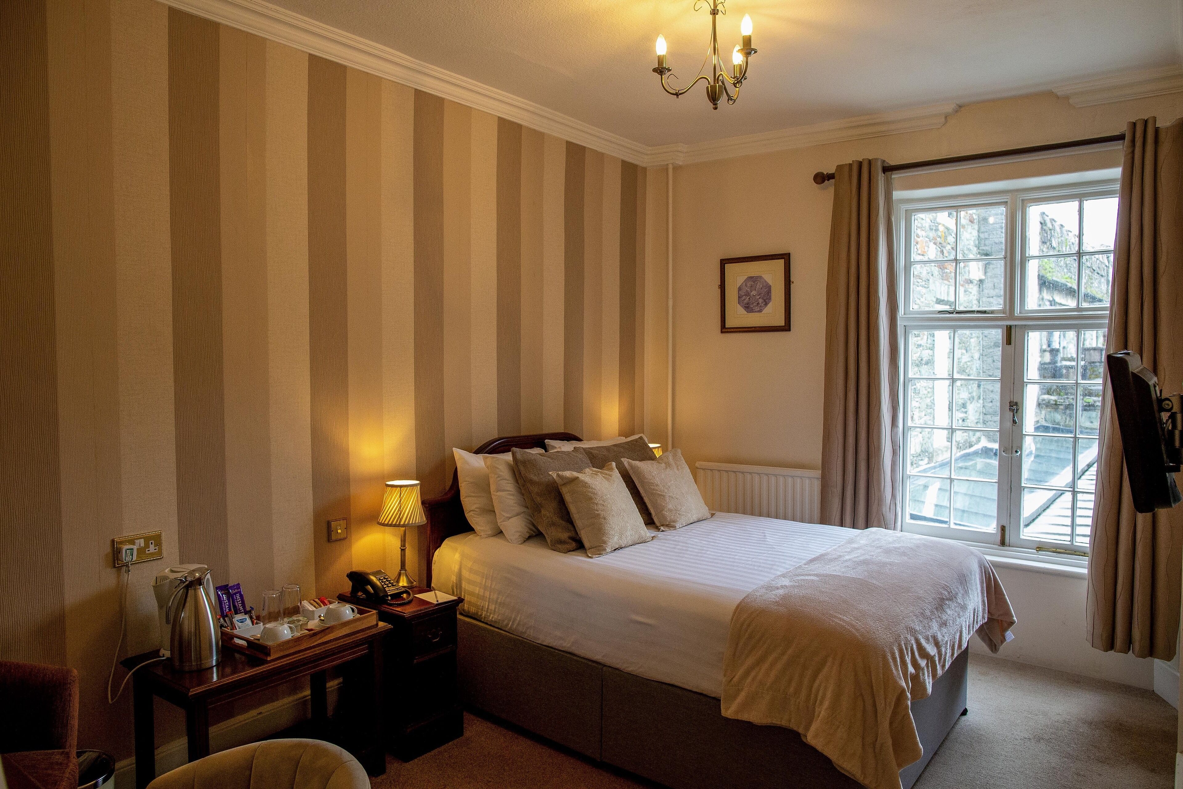 standard double room | desk, iron/ironing board, free wifi, bed sheets