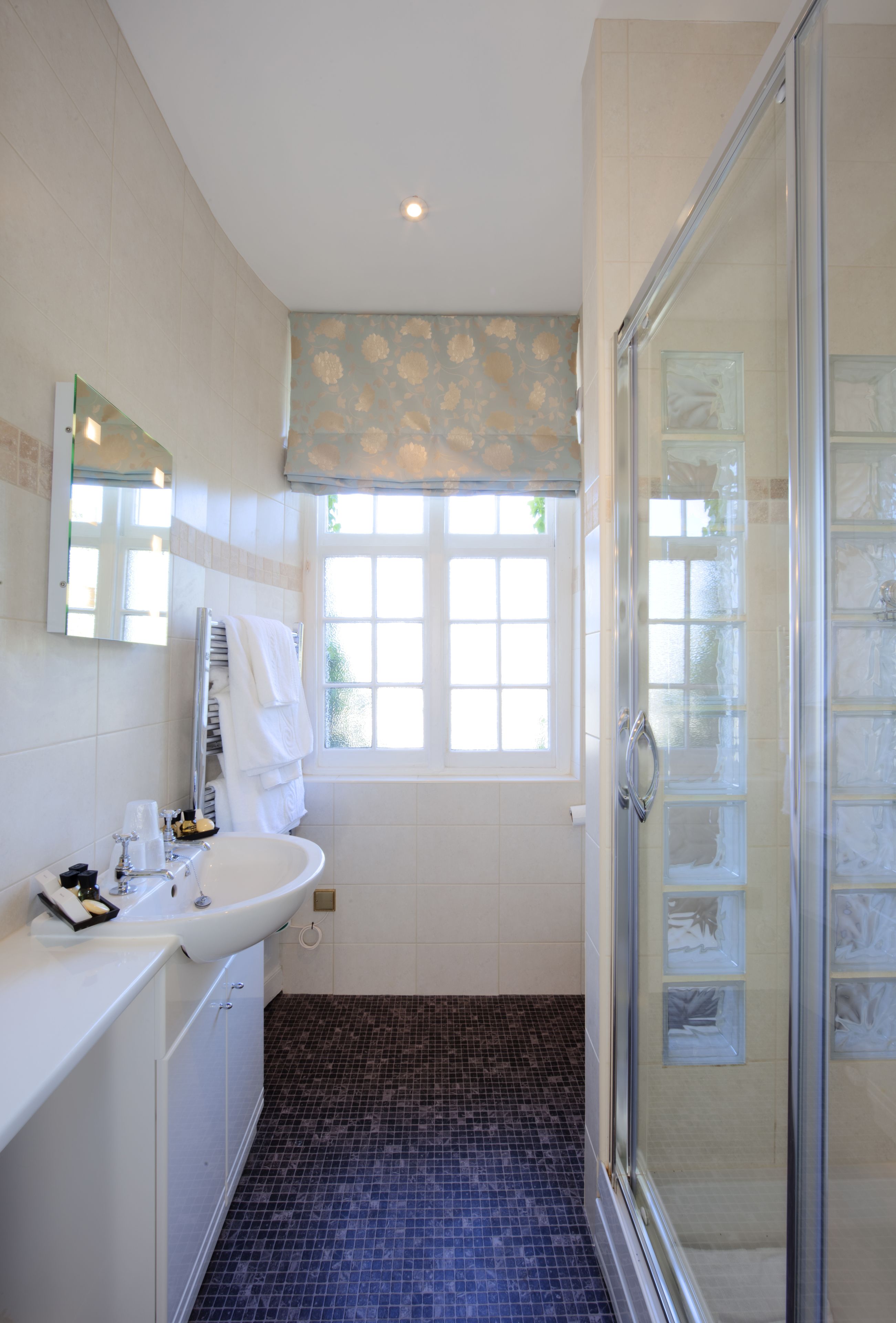 standard single room | desk, iron/ironing board, free wifi, bed sheets