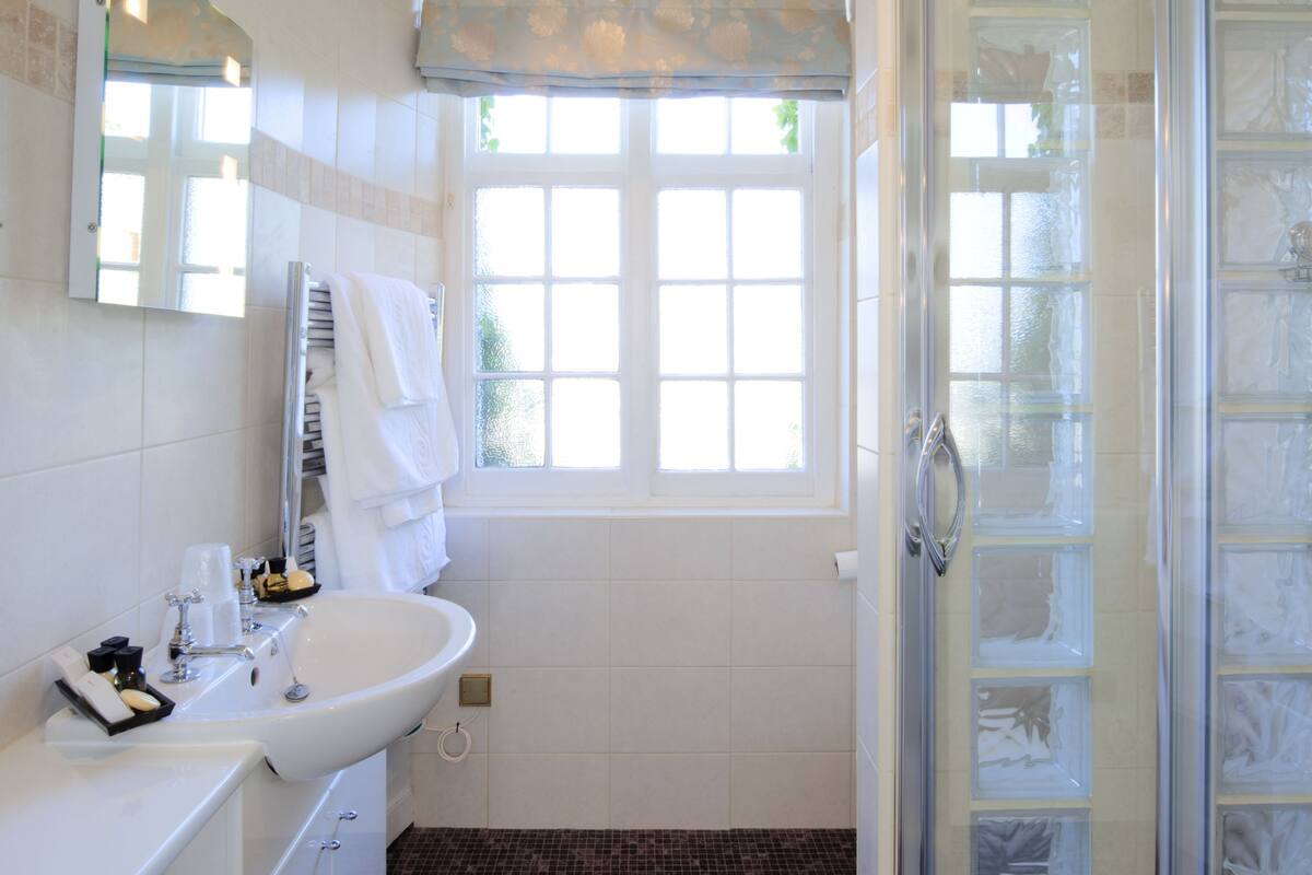 standard single room | desk, iron/ironing board, free wifi, bed sheets