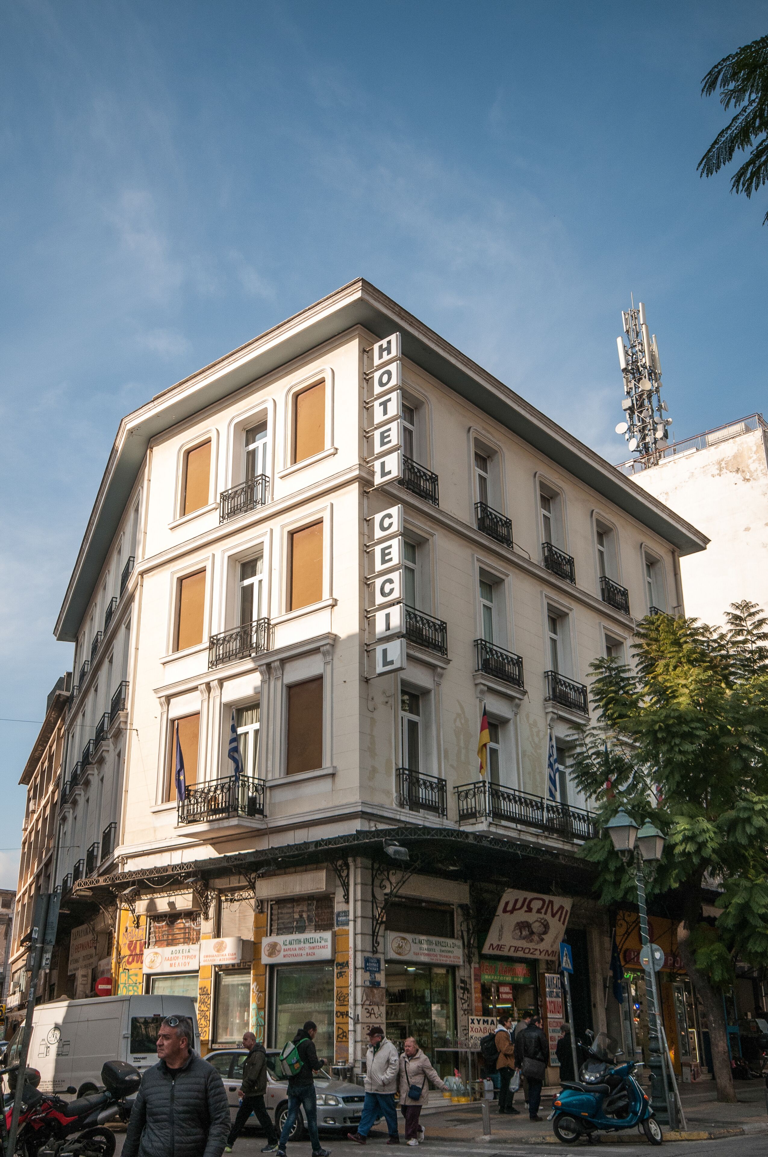 Un hotel de varios pisos con balcones y un letrero que indica que es un hotel.