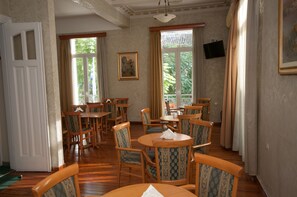 Free daily buffet breakfast - Cecil Hotel (Athens)