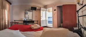 Desk, blackout curtains, soundproofing, iron/ironing board - Cecil Hotel (Athens)