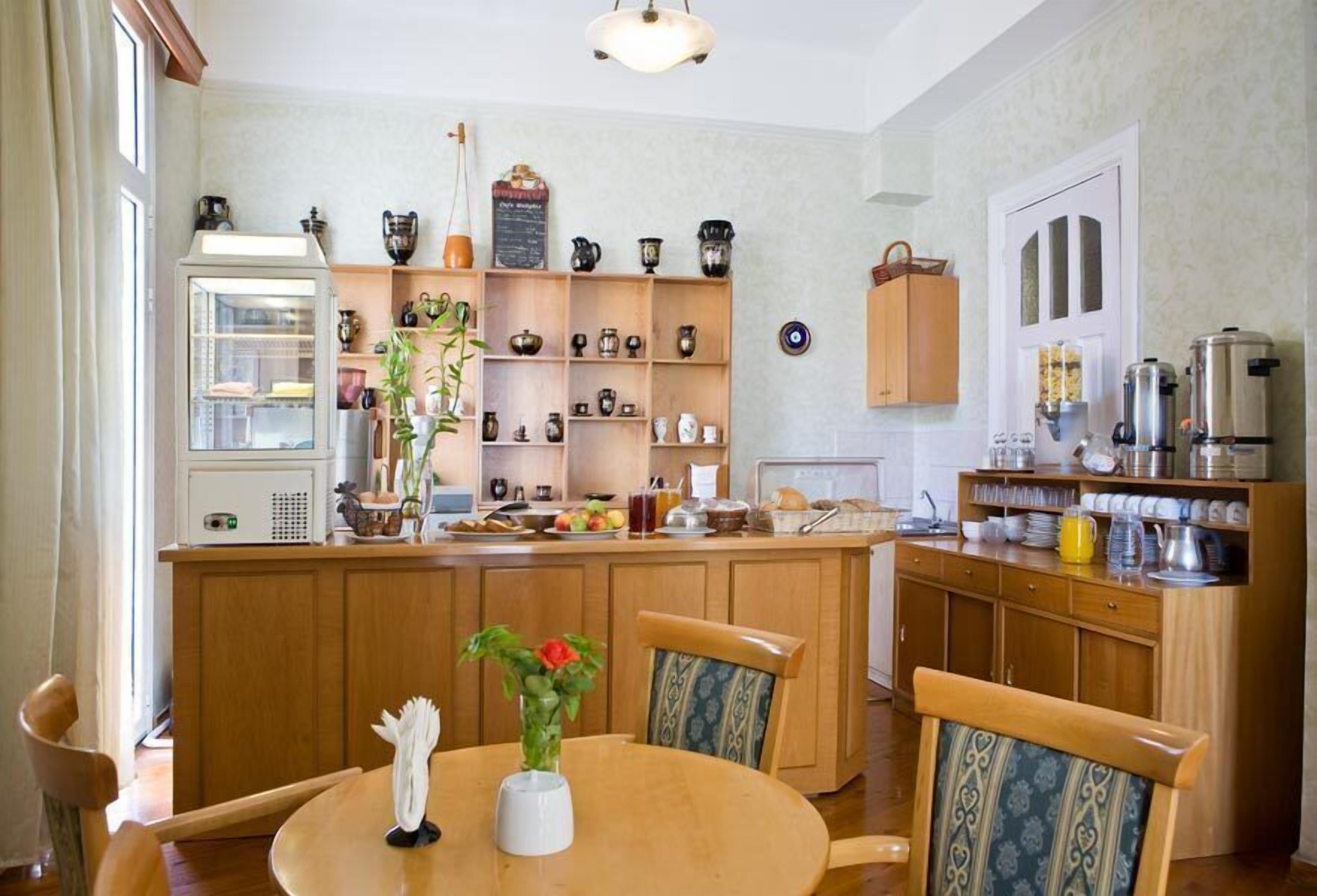 Una cocina acogedora con armarios de madera, una isla central y un comedor con sillas.