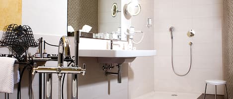 Habitación doble Premium (Brauerappartement) | Baño | Amenidades de baño gratuitas, secadora de cabello, toallas