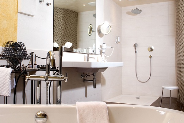 Premium Double Room (Brauerappartement) | Bathroom | Free toiletries, hair dryer, towels