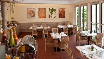 Tägliches Frühstücksbuffet (18.90 EUR pro Person)
