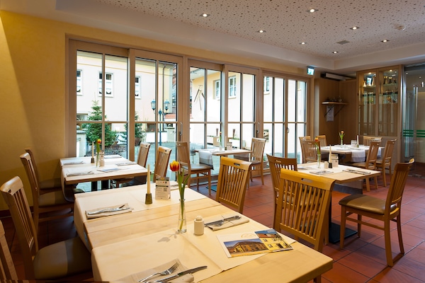 Serveert ontbijt, lunch, diner, Duitse gerechten