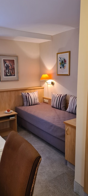 Chambre simple Confort | Literie hypoallergénique, coffre-fort, bureau