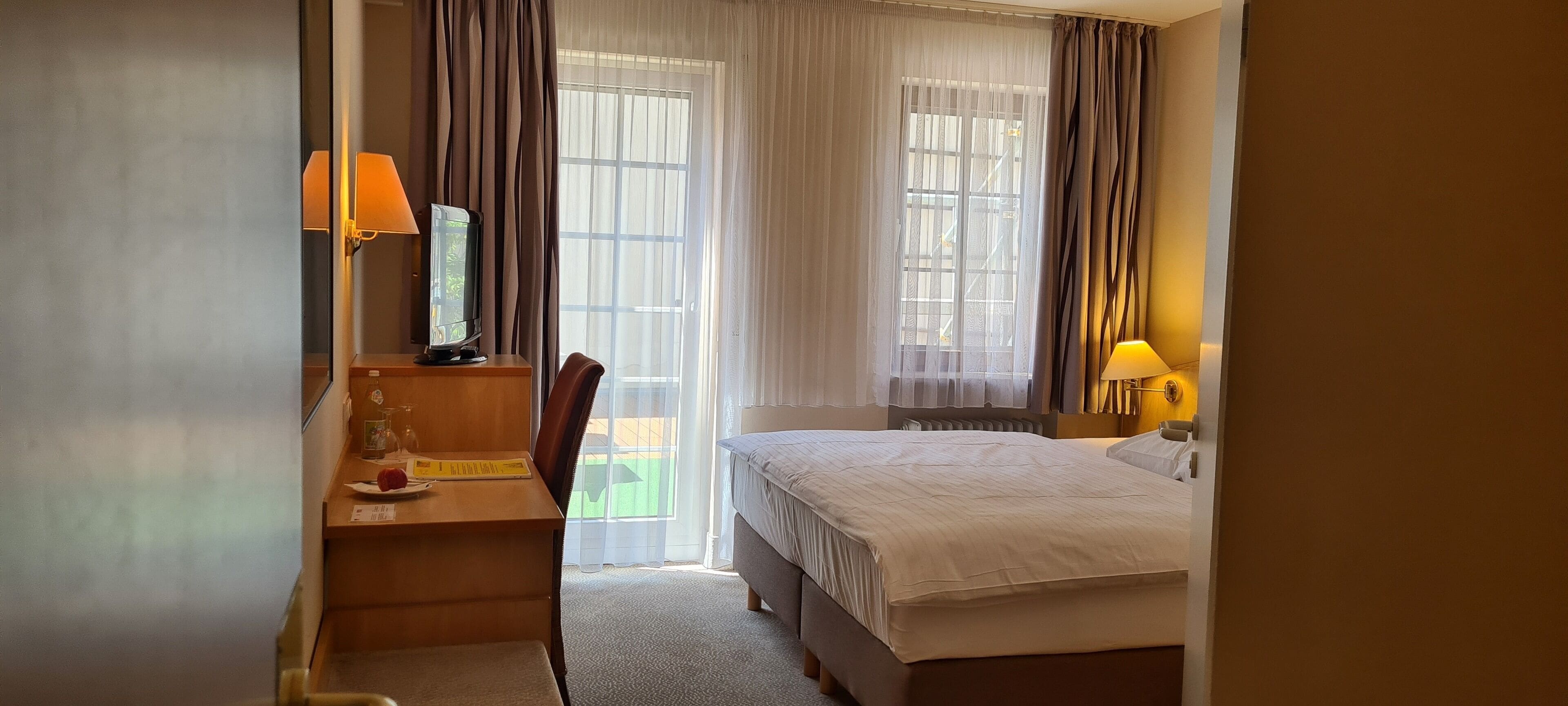 standard double room | 1 bedroom, hypo-allergenic bedding, in-room safe, desk