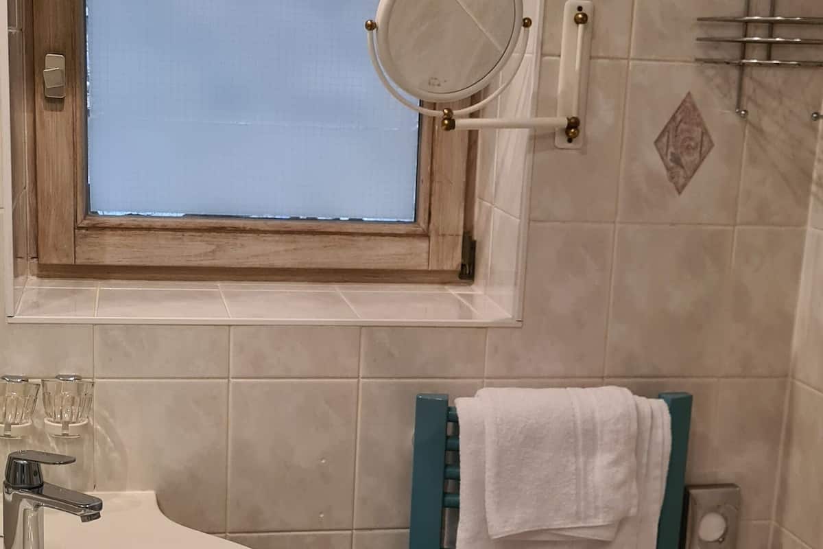 Douche, sĂšche-cheveux, serviettes fournies, savon