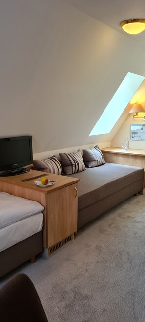 Hypo-allergenic bedding, in-room safe, desk, laptop workspace - Hotel Garni Am Ellinger Tor (Weissenburg in Bayern)