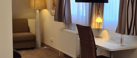 Comfort-Doppelzimmer | Wohnbereich | 26-cm-Flachbildfernseher mit Kabelempfang, Fernseher