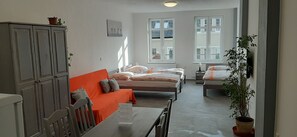 Dreibettzimmer (Jitka) | Schreibtisch, Verdunkelungsvorhänge, Bügeleisen/Bügelbrett