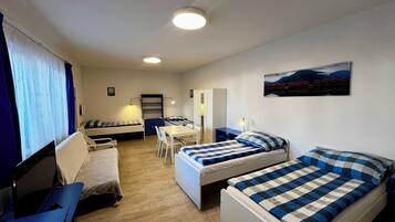 Appartamento Comfort, 1 camera da letto, vista giardino (Marie) | Biancheria da letto di alta qualità, una scrivania, tende oscuranti