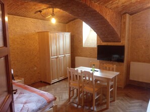 Design Twin Room (Ester) | Living room | 100-cm flat-screen TV with satellite channels, TV, Netflix