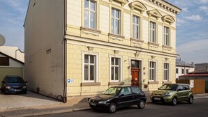 Un bâtiment à deux étages de style architectural classique, doté d’une entrée imposante et de nombreuses fenêtres.