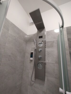 Triple Room (Jitka) | Bathroom | Free toiletries, hair dryer, towels