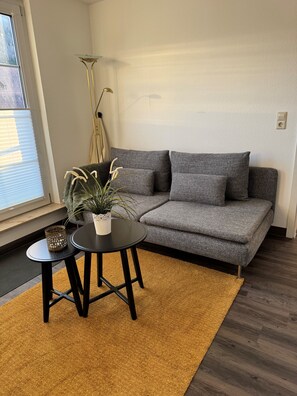 Superior appartement, 1 slaapkamer, uitzicht op bergen, aan de binnenplaats | Woonruimte | Een flatscreentelevisie