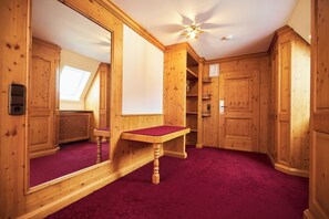 Suíte júnior | Cofres nos quartos, escrivaninha, quartos à prova de som