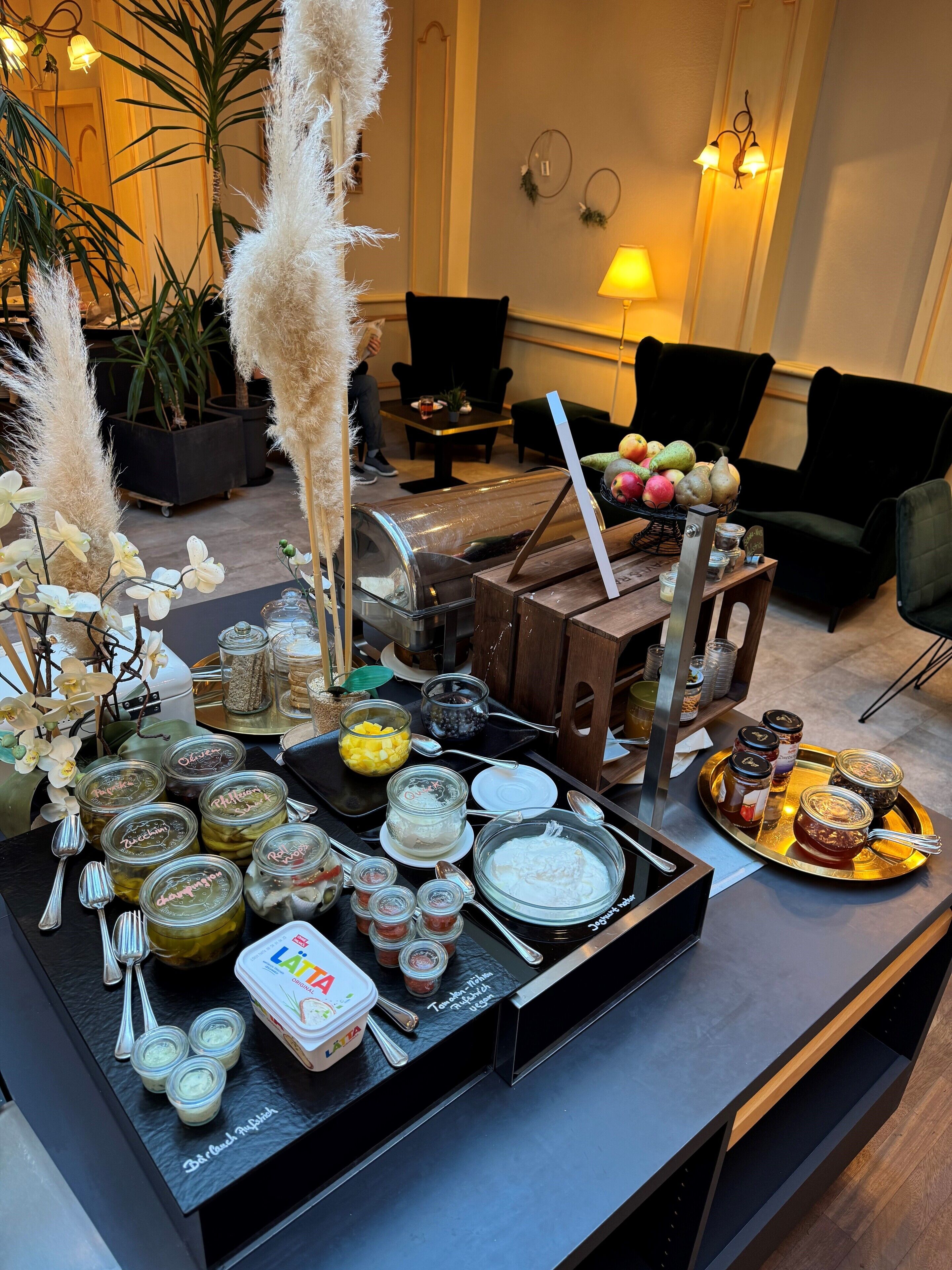 Ein reichhaltiges Buffet mit verschiedenen Speisen und Beilagen.