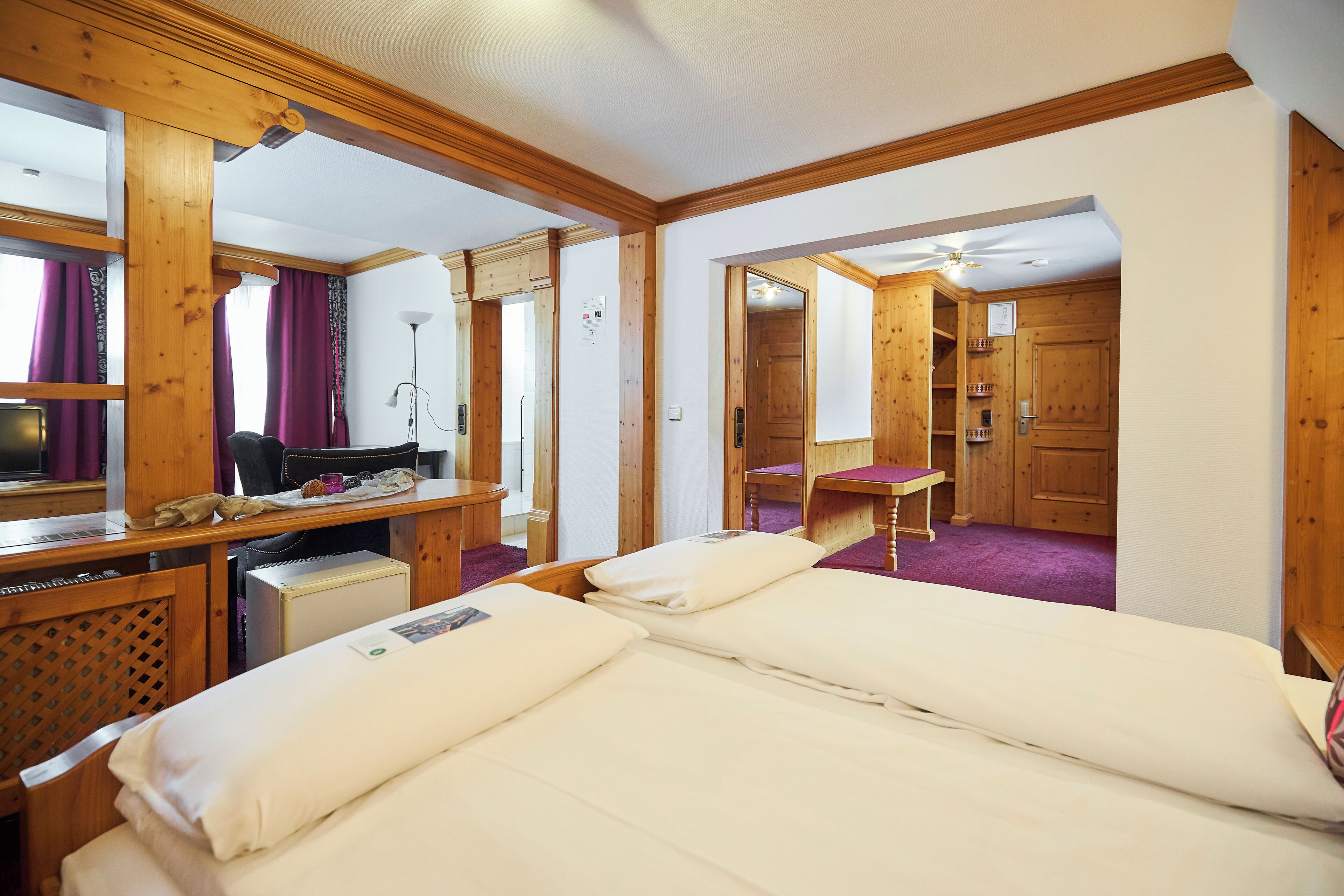 جناح جونيور | خزنة داخل الغرفة ومكتب وتجهيزات عازلة للصوت وواي فاي مجانًا